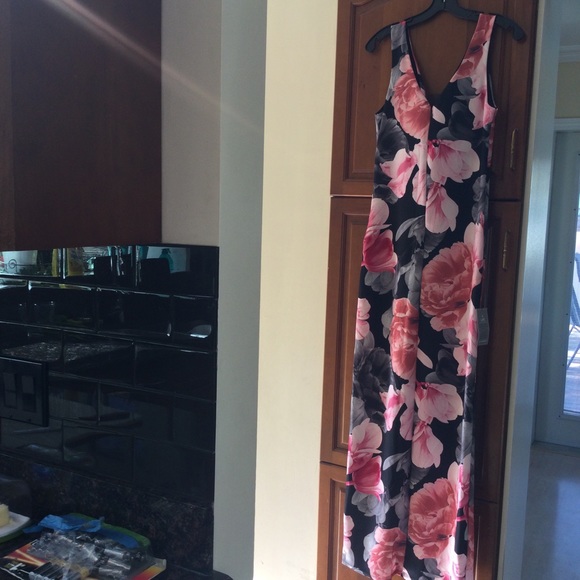 Dress NWT Size small. - Picture 2 of 4